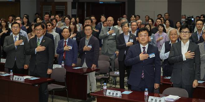 박종현 한국기자협회장, 우원식 국회의장, 국민의힘 한동훈 대표, 더불어민주당 박찬대 대표 직무대행 겸 원내대표와 참석자들이 13일 서울 중구 프레스센터에서 열린 한국기자협회 창립 60주년 기념식에서 국민의례를 하고 있다. /국회사진기자단