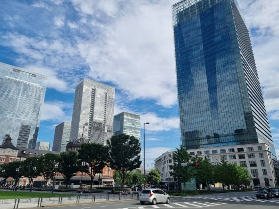 일본 도쿄 마루노우치의 킷테 마루노우치 빌딩과 도쿄역 지상철도 너머의 야에스 지구.  /박진우 기자