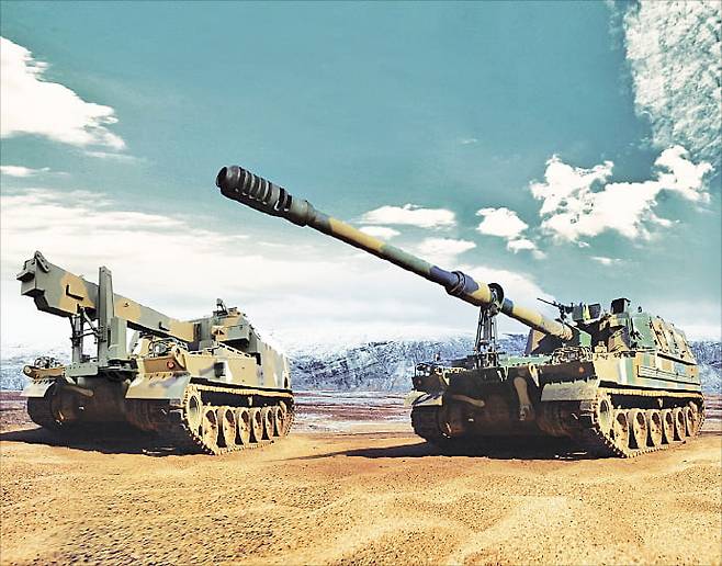 한화에어로스페이스의 K9자주포(오른쪽)와 K10 탄약운반차 . 한화에어로스페이스 제공