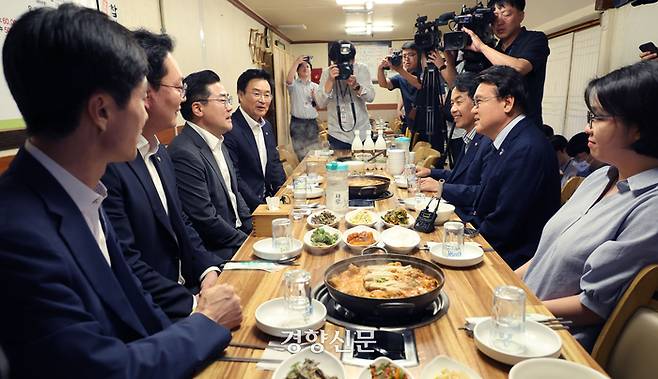 박찬대 더불어민주당 대표 직무대행 겸 원내대표가 13일 오후 서울 여의도 인근 식당에서 야 6당 원내대표를 만나 만찬을 앞두고 대화를 나누고 있다. 왼쪽 부터 사회민주당 한창민·개혁신당 천하람·더불어민주당 박찬대 원내대표, 정진욱 더불어민주당 원내대표 비서실장, 진보당 윤종오·조국혁신당 황운하·기본소득당 용혜인 원내대표. 문재원 기자