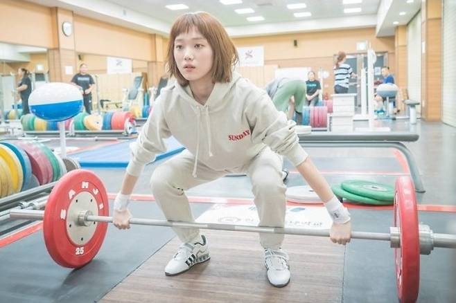 Lee Sung-kyung stars as weightlifting trainee Kim Bok-joo in “Weightlifting Fairy Kim Bok-joo.” (MBC)