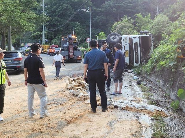 가평군 가평읍 복장리 탱크로리 전도사고 현장. 신상운기자