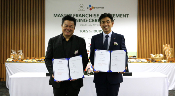 Jung Soo-won, CEO of CJ Foodville Indonesia(right), and Rodney Tang, CEO of Royal T Group Singapore, after signing a franchise deal for Singapore expansion. [Courtesy of CJ Foodville]