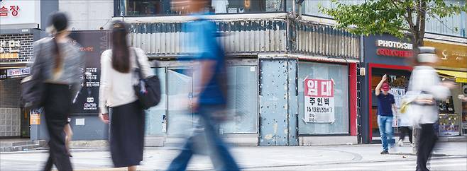 서울 서대문구 신촌 대학가 상가 점포에 ‘임대 문의’ 현수막이 걸려 있다. (윤관식 기자)