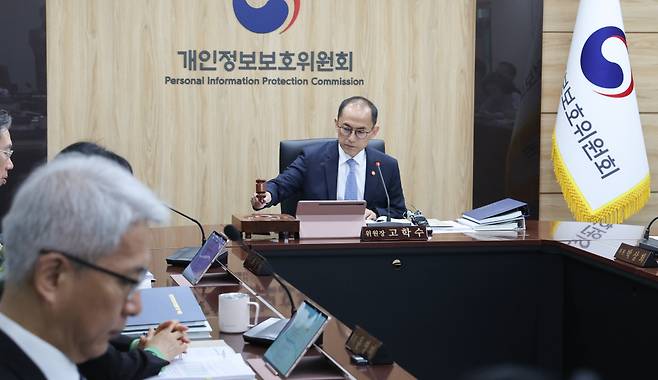 고학수 개인정보보호위원장이 지난 4월24일 서울 종로구 정부서울청사에서 열린 개인정보보호위원회 전체회의에서 의사봉을 두드리고 있다./사진=뉴스1