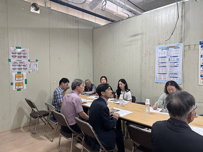 경기도교육청 관계자들이 9월 개교하는 평택 영신초를 찾아 사전 점검을 하고 있다./사진제공=경기도교육청