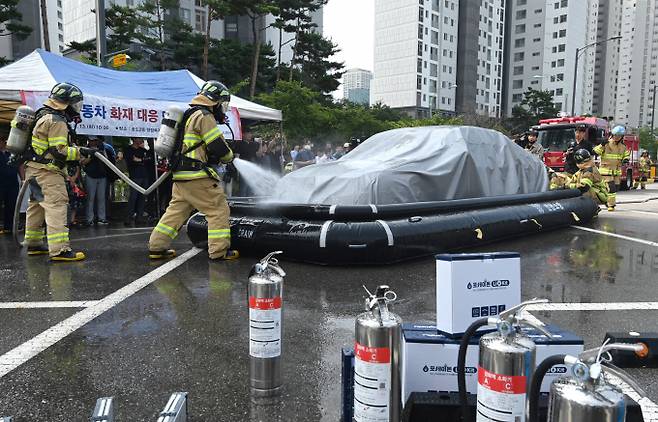 정부가 전기차 안전을 위해 점검과 배터리 공개를 권고했다. 사진은 전기차 화재 진압 민-관 훈련 장면. /사진=뉴스1