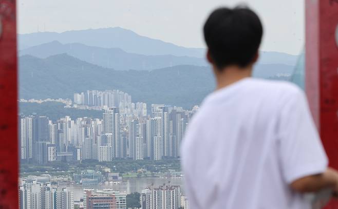 서울 남산에서 바라본 시내 아파트 모습. [연합]