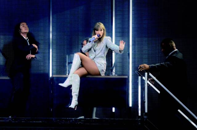 미국 팝가수 테일러 스위프트가 지난달 13일(현지시간) 이탈리아 밀라노 산시로 경기장에서 열린‘ 에라스투어’ 콘서트에서 노래하고 있다. [EPA]