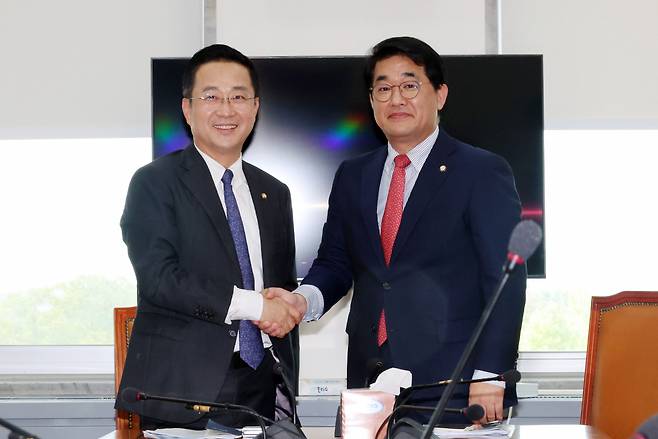 배준영(오른쪽) 국민의힘·박성준(왼쪽) 더불어민주당 원내수석부대표가 13일 오후 서울 여의도 국회에서 8월 임시국회 일정 등과 관련해 실무 협의를 하기에 앞서 악수하고 있다. [연합]