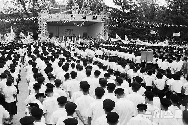 [창원=뉴시스]1966년 경상남도 제21회 광복절 경축식.(사진=경상남도기록원 제공)2024.08.13. photo@newsis.com