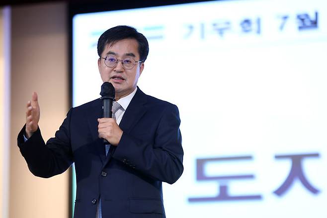 [수원=뉴시스] 19일 오전 경기도경제과학진흥원에서 열린 7월 기우회에서 김동연 경기도지사가 인사말을 하고 있다. (사진=경기도 제공) 2024.07.09. photo@newsis.com *재판매 및 DB 금지