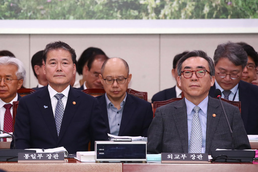 조태열 외교부장관(오른쪽)과 김영호 통일부장관이 13일 서울 여의도 국회에서 열린 외교통일위원회 1차 전체회의에 출석해 자리에 앉아 있다. 뉴스1