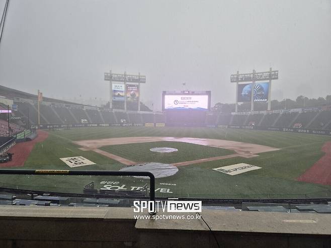 ▲ 두산-롯데전을 앞둔 잠실구장에 많은 양의 비가 내리면서 경기 진행이 불투명해졌다. 아직 우천취소 여부는 결정되지 않았다. ⓒ윤욱재 기자