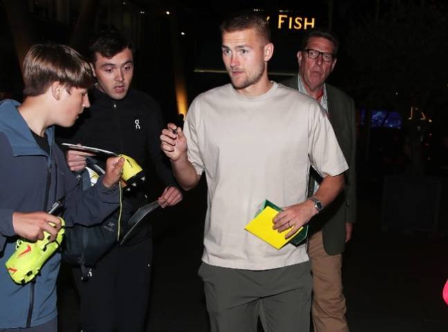 ▲ 더 리흐트에게 맨체스터 유나이티드 이적은 더 이상 루머가 아니다. 누사이르 마즈라위와 함께 맨체스터 식당에 방문해 팬들과 만났고 사인을 하는 모습이 포착됐다. 영국 공영방송 'BBC'도 "더 리흐트가 맨체스터 유나이티드로 간다. 2024-25시즌 에릭 텐 하흐 감독과 함께하게 됐다"라고 알렸다. 이제 맨체스터 유나이티드 공식발표까지 초읽기에 들어간다