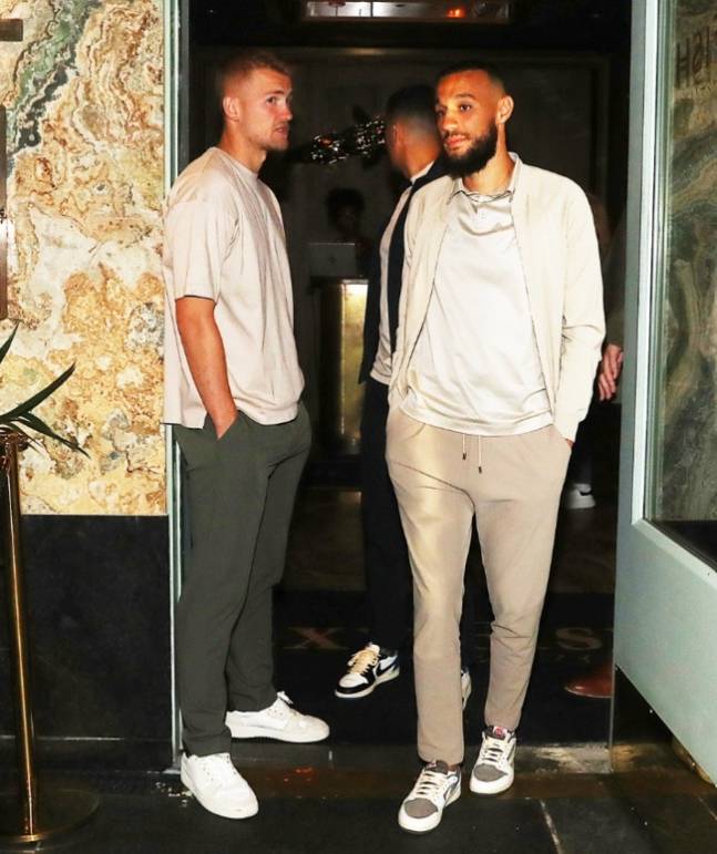 ▲ 더 리흐트에게 맨체스터 유나이티드 이적은 더 이상 루머가 아니다. 누사이르 마즈라위와 함께 맨체스터 식당에 방문해 팬들과 만났고 사인을 하는 모습이 포착됐다. 영국 공영방송 'BBC'도 "더 리흐트가 맨체스터 유나이티드로 간다. 2024-25시즌 에릭 텐 하흐 감독과 함께하게 됐다"라고 알렸다. 이제 맨체스터 유나이티드 공식발표까지 초읽기에 들어간다