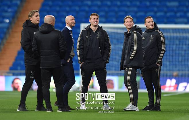 ▲ 더 리흐트에게 맨체스터 유나이티드 이적은 더 이상 루머가 아니다. 누사이르 마즈라위와 함께 맨체스터 식당에 방문해 팬들과 만났고 사인을 하는 모습이 포착됐다. 영국 공영방송 'BBC'도 "더 리흐트가 맨체스터 유나이티드로 간다. 2024-25시즌 에릭 텐 하흐 감독과 함께하게 됐다"라고 알렸다. 이제 맨체스터 유나이티드 공식발표까지 초읽기에 들어간다