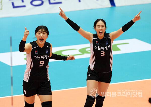 수원특례시 윤영인과 박은서가 공격을 성공시키고 기뻐하는 모습.(자료사진=2024 단양대회)