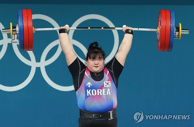 한국 역도에 8년 만의 올림픽 메달을 안긴 박혜정 13일 인천국제공항을 통해 파리 올림픽 한국 선수단 본진과 귀국했다. 박혜정은 지난 11일 파리 올림픽 역도 여자 81kg 이상급 경기에서 인상 131kg, 용상 168kg, 합계 299kg을 들어 은메달을 목에 걸었다. 연합뉴스