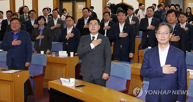 국기에 경례하는 박찬대 대표 직무대행과 의원들 (서울=연합뉴스) 김주형 기자 = 더불어민주당 박찬대 대표 직무대행 겸 원내대표(가운데)와 참석한 의원들이 6일 오전 국회 의원회관에서 열린 '경제는 민주당' 출범 및 특강에서 국기에 경례하고 있다. 2024.8.6 kjhpress@yna.co.kr