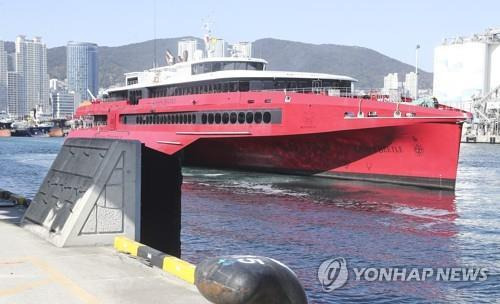 일본 후쿠오카∼부산 항로 여객선 '퀸 비틀호' 부산항 입항 모습 [연합뉴스 자료사진]