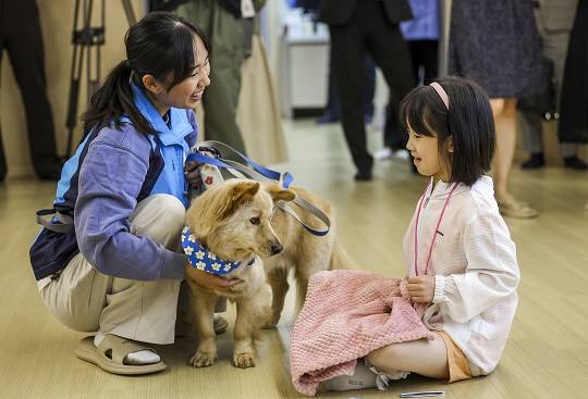 지난 5월 서울 구로구 서울시의 첫 번째 지역연계형 늘봄학교인 서울시 거점 4호 키움센터에서 서울매봉초등학교와 서울오류남초등학교 학생들이 반려동물 교감 프로그램에 참여하고 있는 모습. 사진=뉴시스