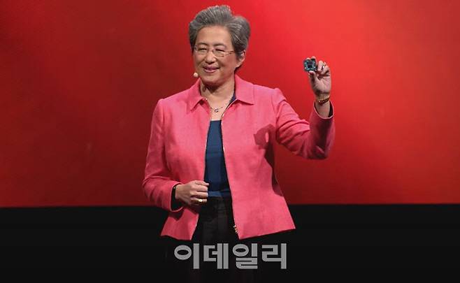 리사 수 AMD CEO가 6월3일(현지시간) ‘컴퓨텍스(COMPUTEX) 2024’ 기조연설에서 Zen5 제품을 소개하고 있다.(사진=AMD)