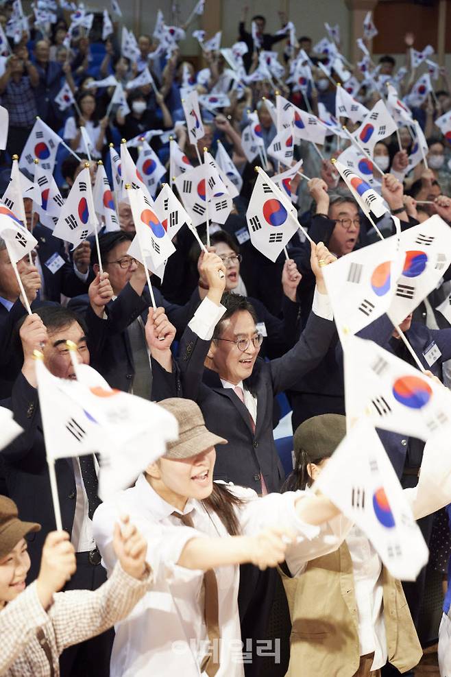 지난해 열린 제78주년 광복절 경축식에서 김동연 경기도지사가 만세삼창을 하고 있다.(사진=경기도)