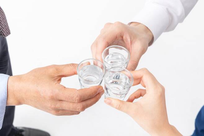 하루 한두 잔의 가벼운 음주도 노인 건강에 해롭다는 연구 결과가 나왔다. [사진=클립아트코리아]