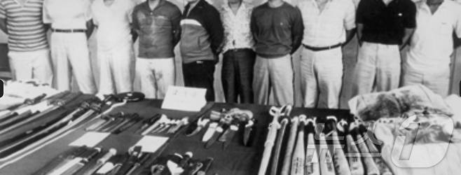 경찰에 붙잡힌 서진 룸살롱 사건을 일으킨 목포파와 그들이 사용했던 범행 도구. (SBS 갈무리) ⓒ 뉴스1