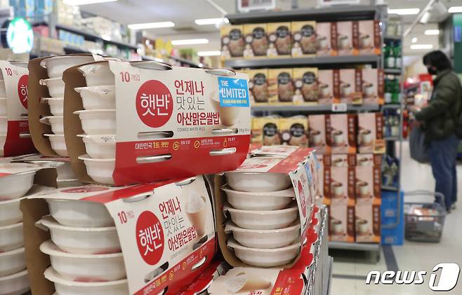 서울 이마트 용산점에 진열된 리미티드 제품 '햇반'. 2023.2.3/뉴스1 ⓒ News1 권현진 기자