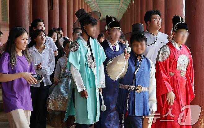 14일 오후 서울 종로구 경복궁에서 여성가족부 주최로 열린 '한·베 다문화가족 청소년 초청캠프'에 참석한 청소년들이 궁궐을 관람하고 있다. 2024.8.14/뉴스1 ⓒ News1 김진환 기자