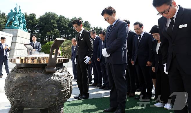 우원식 국회의장이 14일 오전 대전국립현충원에서 열린 광복 79주년 및 홍범도 장군 귀환 3주년 기념식에서 참석하여 현충탑에 헌화 및 분향을 한뒤 묵념하고 있다. 2024.8.14/뉴스1 ⓒ News1 김기남 기자