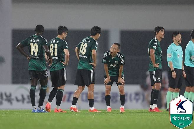 전북 선수들이 지난달 14일 김천전에서 패한 뒤 아쉬워하고 있다. 사진 | 한국프로축구연맹