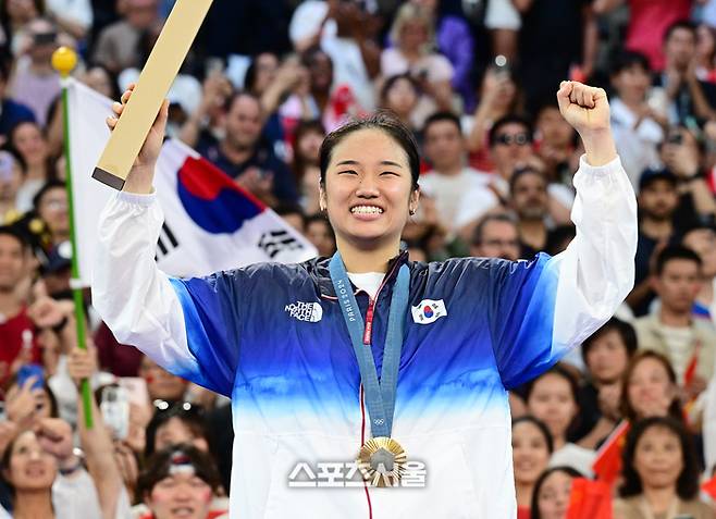 배드민턴 국가대표 안세영이 5일 프랑스 파리 포르트 드 라 샤펠에서 열린 2024 파리 올림픽 배드민턴 여자 단식 결승전에서 중국의 허빙자오를 꺾고 금메달을 딴 뒤 시상대 위에서 두 팔을 들어올리며 기뻐하고 있다. 파리 | 박진업 기자 upandup@sportsseoul.com