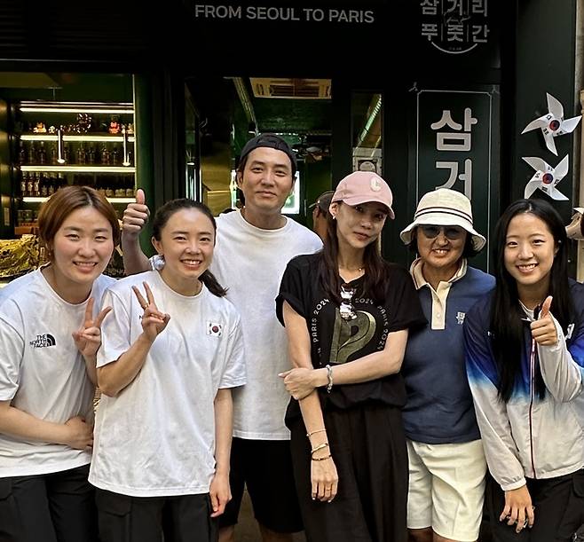 한국 여자탁구 대표팀의 이은혜, 전지희(왼쪽부터), 신유빈(맨 오른쪽)이 배우 주상욱-차예련 부부(가운데), 노희영 식음연구소 대표(오른쪽에서 두번째)와 프랑스 파리의 음식점에서 포즈를 취하고 있다. 사진| (주)식음연구소