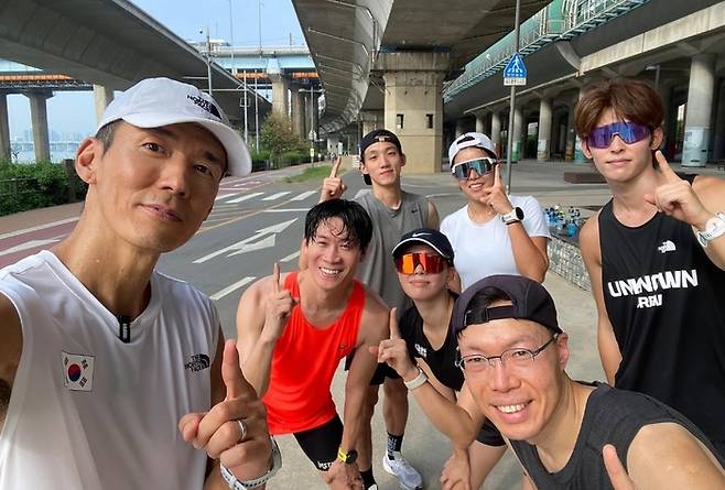 가수 션(왼쪽)과 함께 15일 79주년 광복절에 8·15런을 함께 할 크루들이 연습에 열을 올리고 있다.  사진 | 션 채널