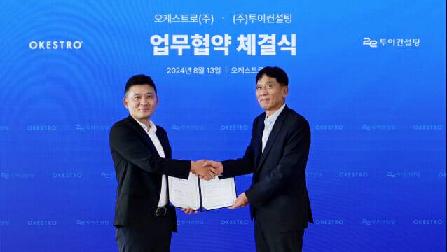 김민준 오케스트로 대표(왼쪽)와 김인현 투이컨설팅 대표)가 클라우드 네이티브 전환 사업 협력을 위한 업무협약을 체결하고 있다.