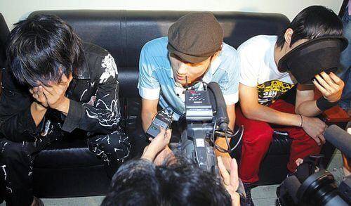 생방송 중 성기 노출로 물의를 일으킨 럭스 멤버들이 영등포경찰서에서 조사를 받고 기자들에게 심경을 밝히고 있다. 가운데는 럭스의 리더 원종희. /조선일보DB