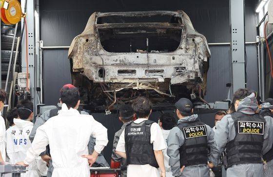 지난 1일 인천 청라의 한 아파트 지하주차장에서 발생한 전기차 화재에 대해 합동 감식을 벌이고 있는 모습.ⓒ연합뉴스