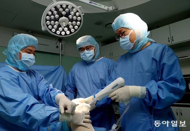 가자연세병원은 90세 이상 고령 환자의 인공관절 수술이나 위험도가 높은 경추 수술, 복합적인 외상·골절 수술을 적극적으로 하고 있다. 사진은 고령 환자 수술을 진행하고 있는 가자연세병원 의료진. 송은석 기자 silverstone@donga.com