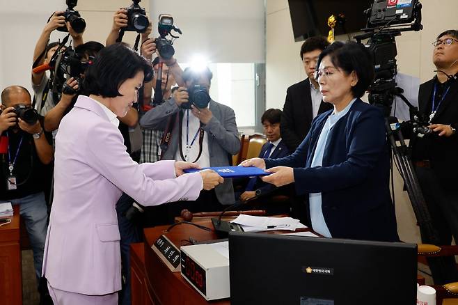 이진숙 방송통신위원회 위원장이 14일 오후 서울 여의도 국회 과학기술정보방송통신위원회 전체회의장에서 열린 방송장악 2차 청문회에 출석해 증인 선서를 마친 뒤 선서문을 최민희 위원장에게 전달하고 있다. 2024.8.14/뉴스1