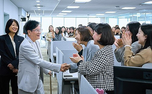 이재현 CJ그룹 회장이 지난 10일 서울 용산구 CJ올리브영 본사를 방문해 임직원들을 만나 인사하고 있다.  [CJ그룹 제공]