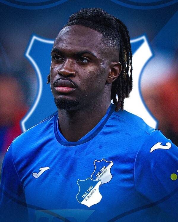 사진=플로리안 플레텐베르크 SNS. 플레텐베르크 기자는 13일 "솔레 이적이 붕괴될 위기에 놓였다. 메디컬 테스트를 진행하던 도중, 무릎 문제가 발견됐다. 거래가 100% 중단된 것은 아니다. 호펜하임은 추가적인 옵션을 검토하고 있다. 솔레의 이적과 관련한 최종 결정은 수요일 아침에 이뤄질 것이다"라고 밝혔다.