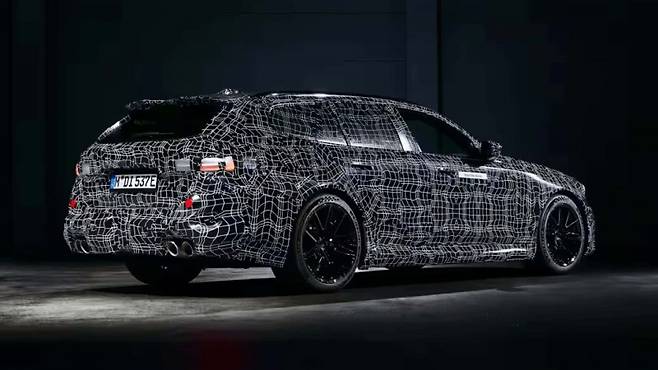 위장막을 쓴 BMW M5 투어링 사진=BMW
