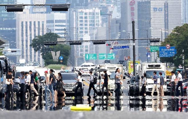 12일 오후 폭염경보가 발효 중인 서울 여의대로에 아지랑이가 피어오르고 있다. 연합뉴스