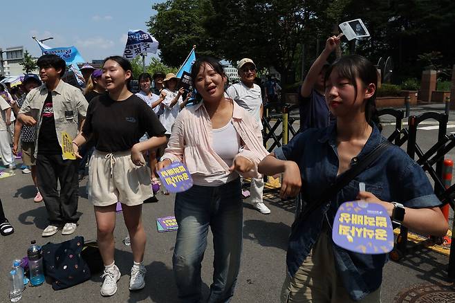 세계일본군‘위안부’기림일인 14일 오후 서울 종로구 주한 일본대사관 인근에서 열린 제1661차 일본군 성노예제 문제해결을 위한 정기 수요시위에서 참가자들이 율동을 하고 있다. 백소아 기자