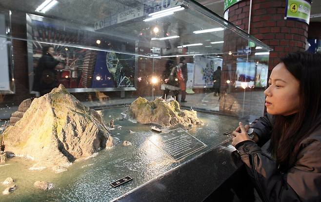 서울메트로가 시민들의 독도 의식을 고취하기 위해 2010년 지하철 2호선 시청역에 독도 모형을 설치했다. 연합뉴스