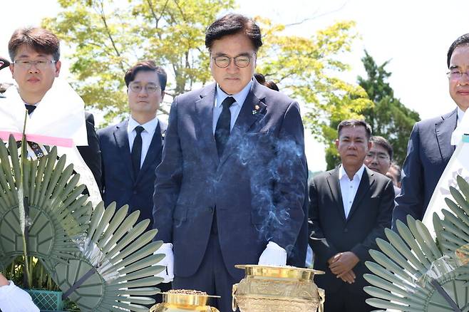 14일 오전 대전국립현충원에서 열린 광복 79주년 및 홍범도 장군 귀환 3주년 기념식에서 우원식 국회의장이 홍범도 장군 묘역을 바라보고 있다. 연합뉴스