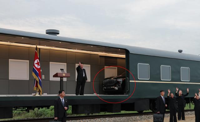 김정은 북한 국무위원장이 지난 8~9일 평안북도 의주군의 수해 현장을 재차 방문한 조선중앙통신 사진에서 전용열차 내부에 최신형 메르세데스-마이바흐 GLS 600 4MATIC 페이스리프트 모델로 추정되는 차량이 포착됐다. 조선중앙통신 연합뉴스